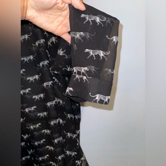 Lane Bryant sheer cheetah print hidden button split back blouse Size 26/28 EUC - Picture 4 of 7